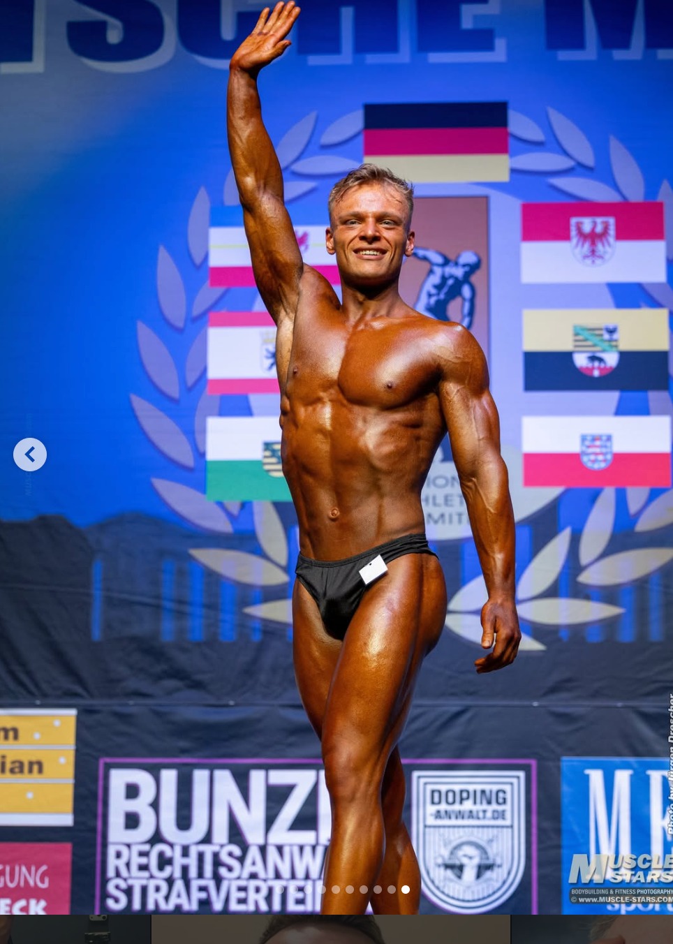 Julian winkt nach seinem Auftritt bei einem Bodybuilding-Wettkampf